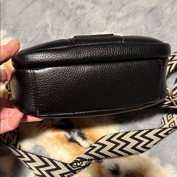 Elegant Black Leather Crossbody Bag - Picture 6 of 6